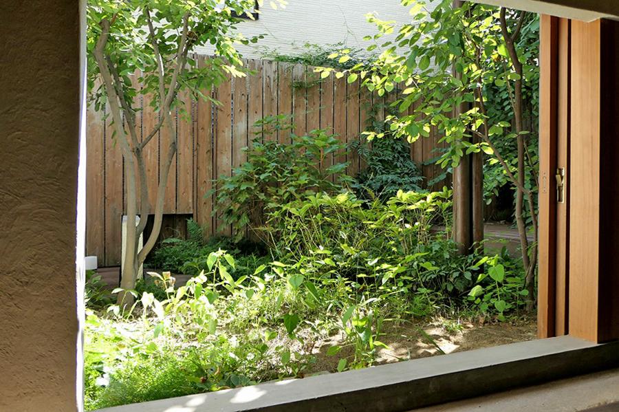 吹田市新芦屋上の賃貸物件/庭はこの部屋で座った時の視線に合わせてデザインされています。