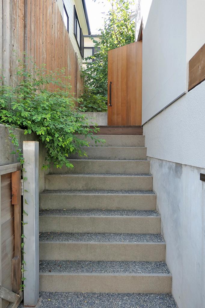 吹田市新芦屋上の賃貸物件/玄関アプローチ。