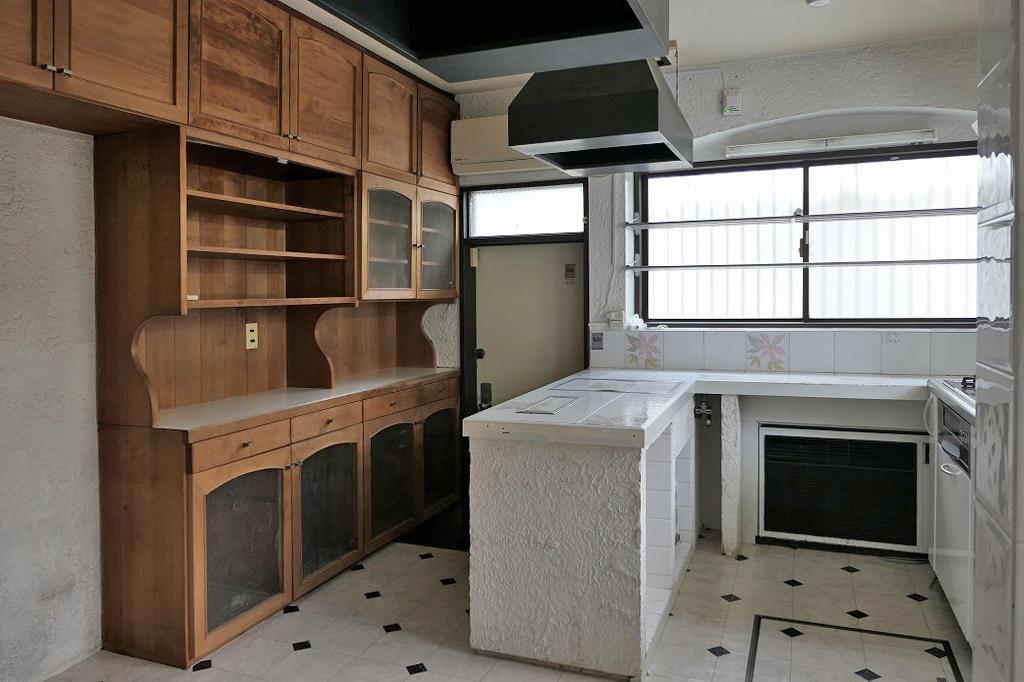 池田市旭丘2丁目の賃貸物件/明るく広々としたキッチン。収納力たっぷりの収納付き