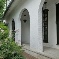 池田市旭丘2丁目の賃貸物件/アーチと格子窓が印象的な通路
