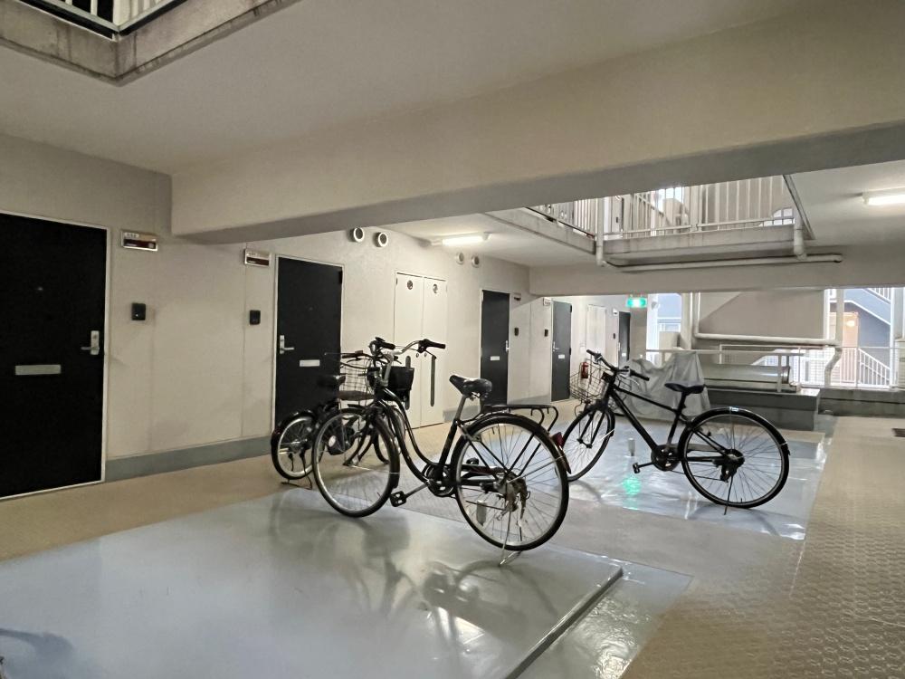 大阪市西区京町堀の賃貸物件/自転車は玄関先の共有部分に。