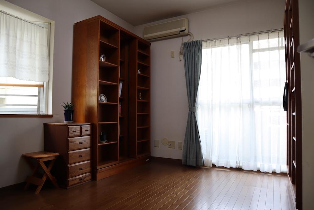 南側の洋室。どの部屋にも二方向に窓があって明るい。