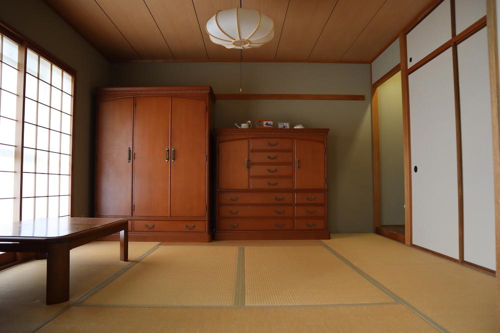 今時のマンションには珍しい本格的な和室。奥にはちっちゃい床の間も。