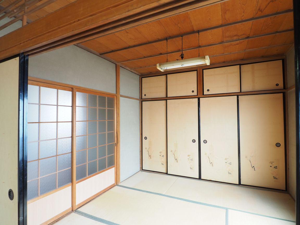 2階和室4.5帖。照明がレトロ