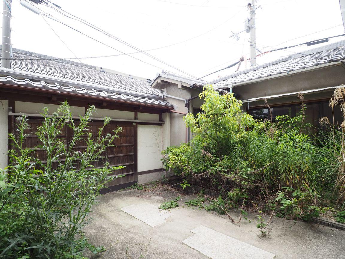 木製引き戸をくぐると専用庭へつながる