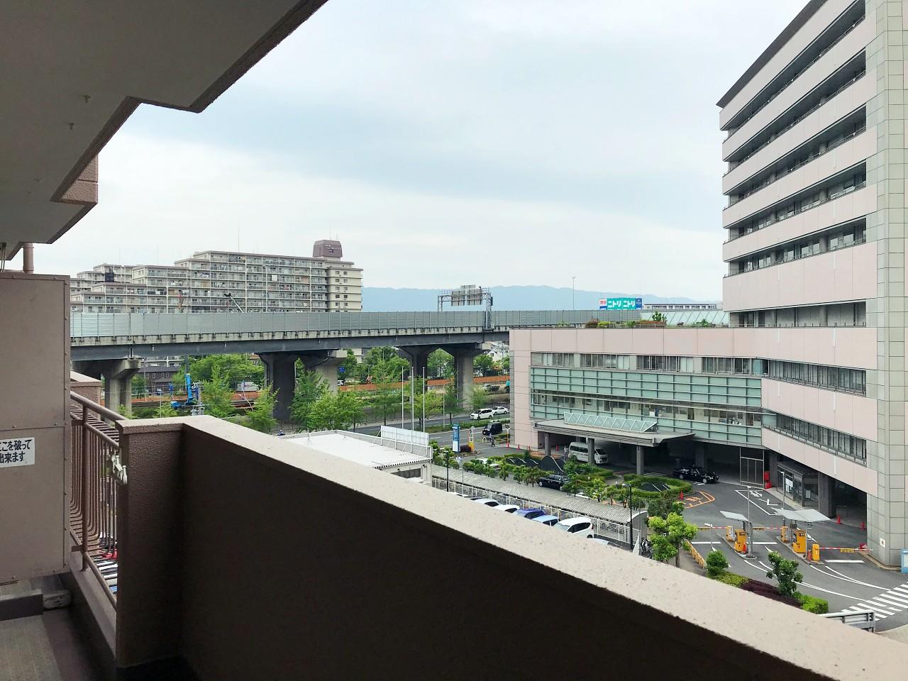 バルコニー眺望。高速の音は多少来ます