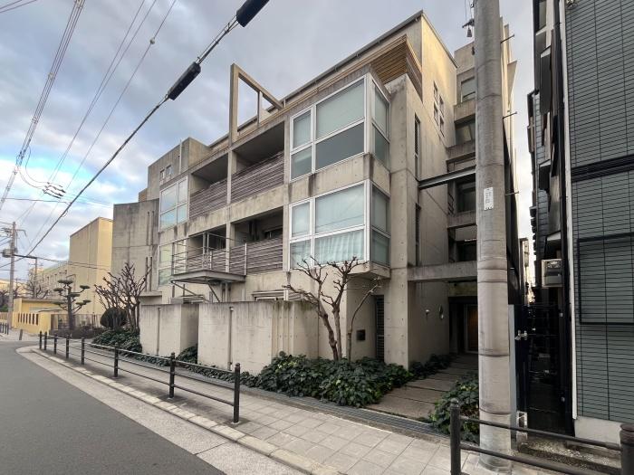 大阪市東住吉区東田辺の賃貸物件/コンクリートに覆われた重厚感のある外観。