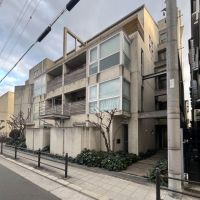 大阪市東住吉区東田辺の賃貸物件/コンクリートに覆われた重厚感のある外観。