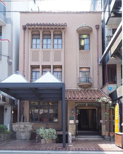 大阪市西区江戸堀1丁目の賃貸物件/窓が印象的な外観。登録有形文化財に指定されているビルです。