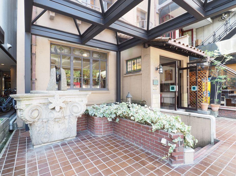 大阪市西区江戸堀1丁目の賃貸物件/さりげなくステンドグラスが使われています。