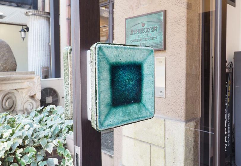 大阪市西区江戸堀1丁目の賃貸物件/エントランスドアのハンドルが陶器製で素敵です！