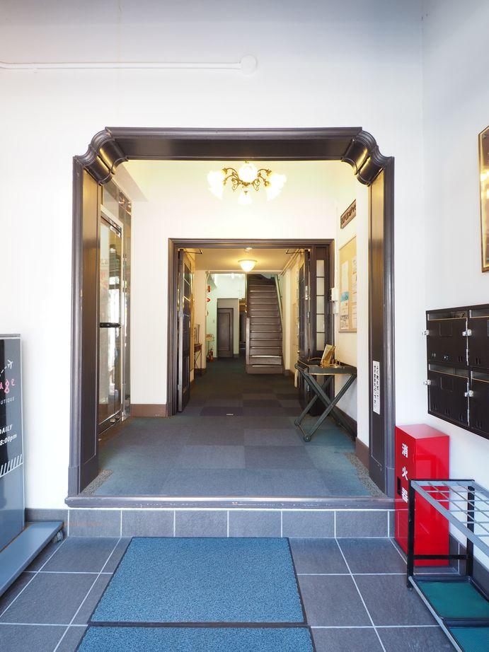 大阪市西区江戸堀1丁目の賃貸物件/1階エントランス。レトロな照明が目を引きます。