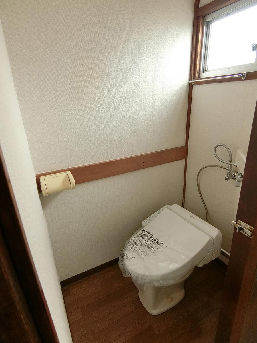 お風呂場のすぐ隣にトイレ