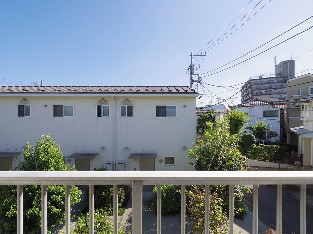 バルコニーからの眺め。前に高い建物がないため空が広い!