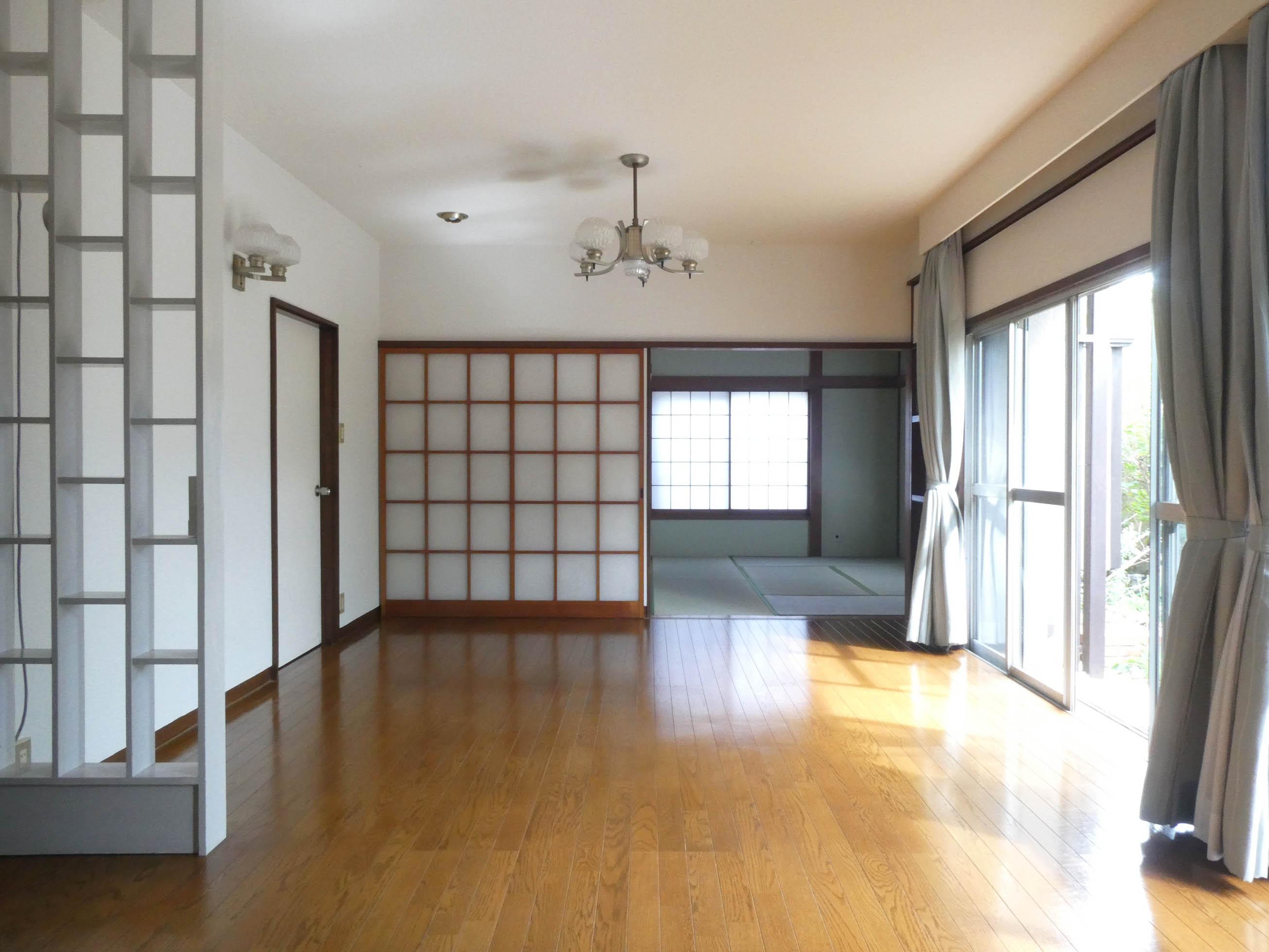 杉並区久我山の賃貸物件/1階：リビングダイニングから和室に向かって。左側の白い棚がアクセント