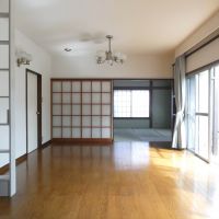 杉並区久我山の賃貸物件/1階：リビングダイニングから和室に向かって。左側の白い棚がアクセント