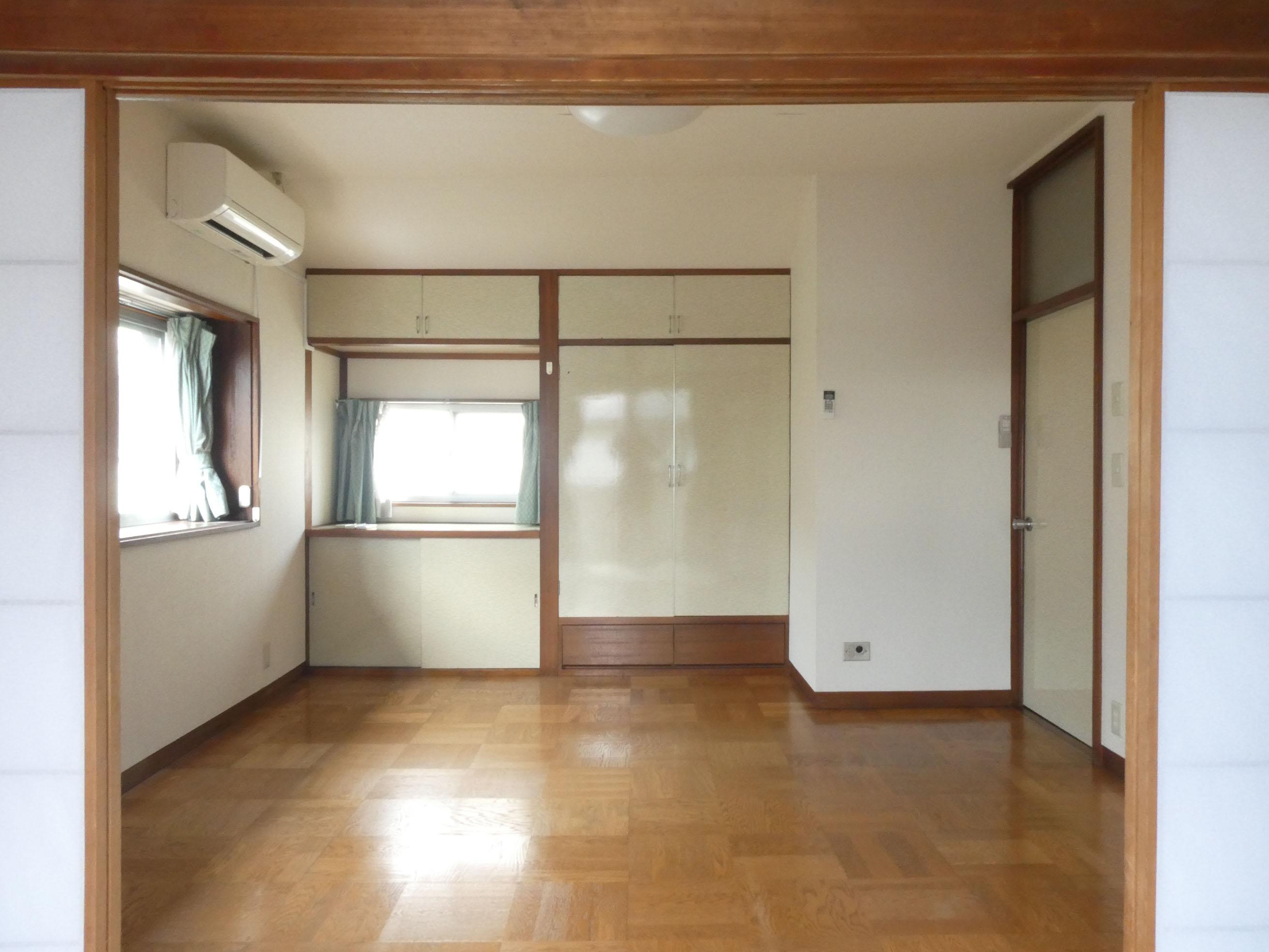 杉並区久我山の賃貸物件/2階：西側の洋室と和室。和室から洋室に向かって
