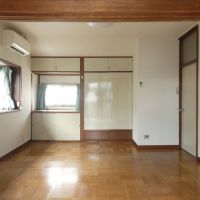 杉並区久我山の賃貸物件/2階：西側の洋室と和室。和室から洋室に向かって