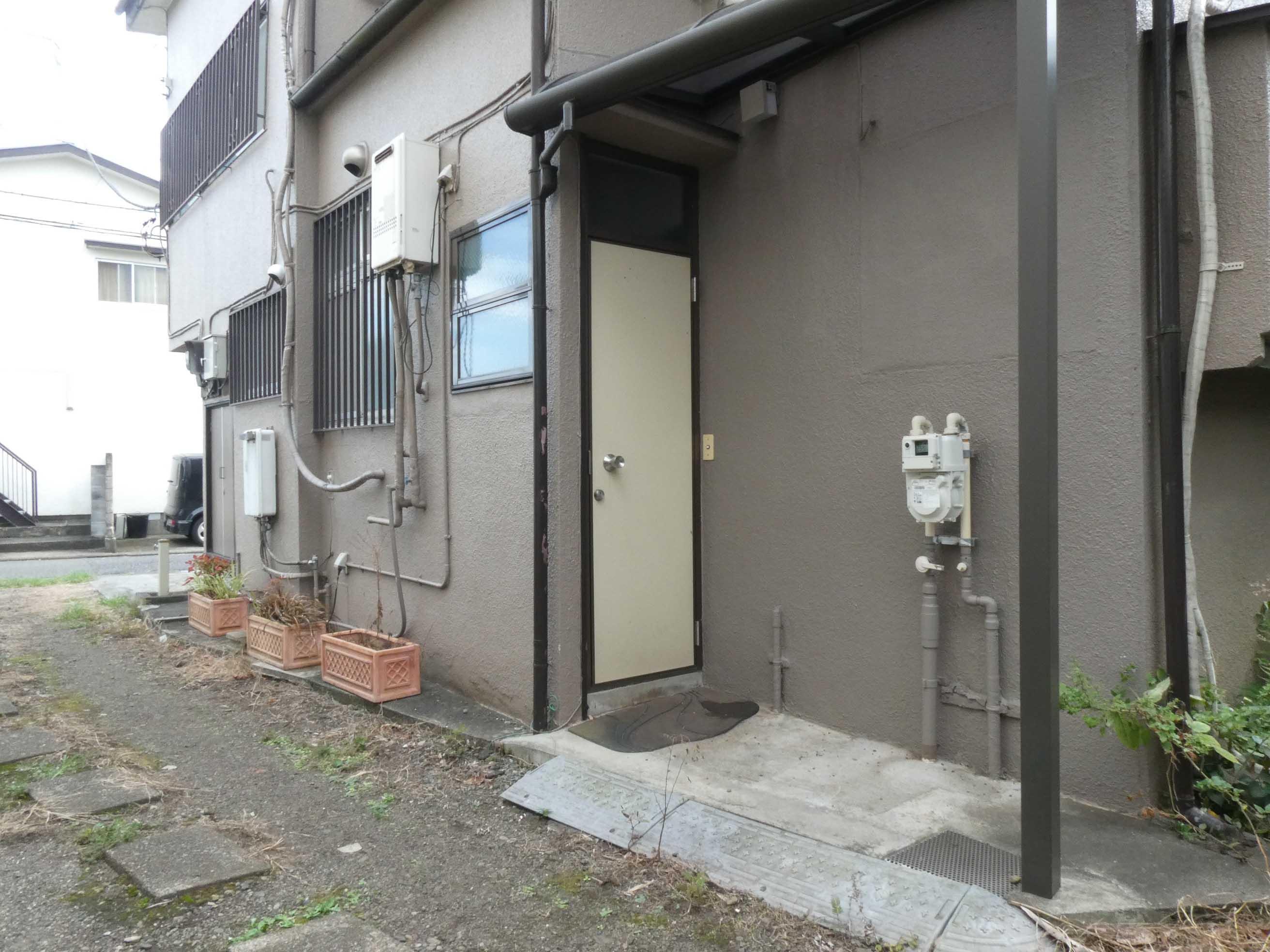 杉並区久我山の賃貸物件/キッチンの奥の勝手口を外から
