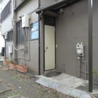杉並区久我山の賃貸物件/キッチンの奥の勝手口を外から