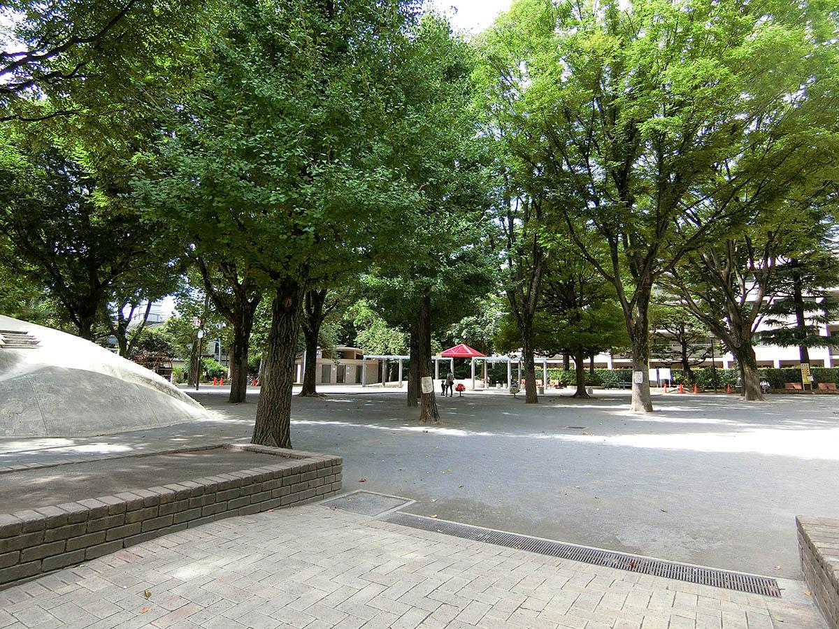 向かいの白銀公園では子どもたちが遊んでいました
