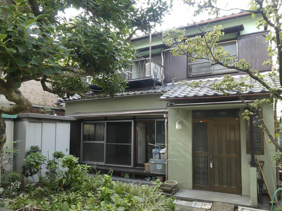 外観。通りから路地を進んだところ