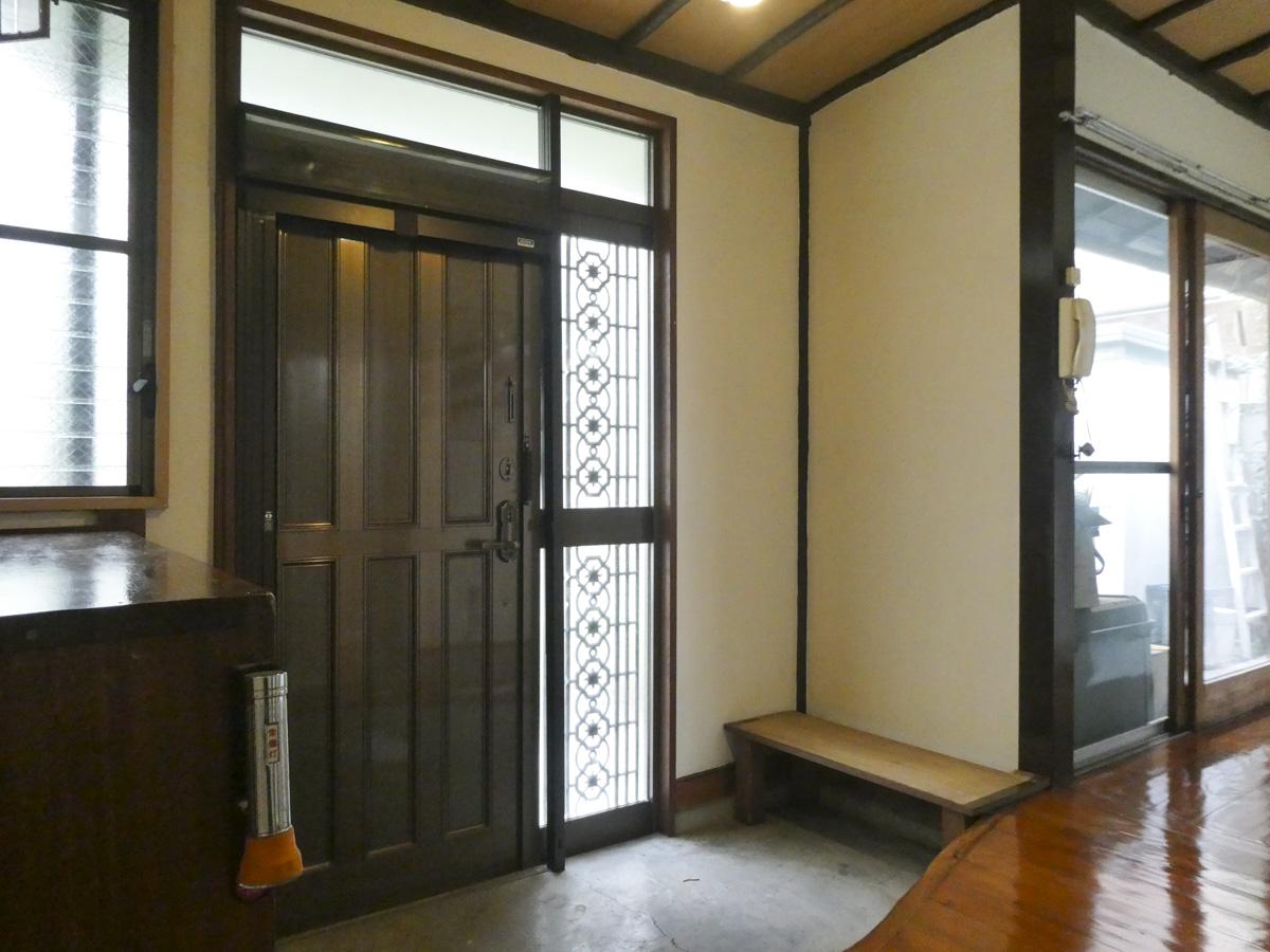 玄関。右側の窓は縁側につながる