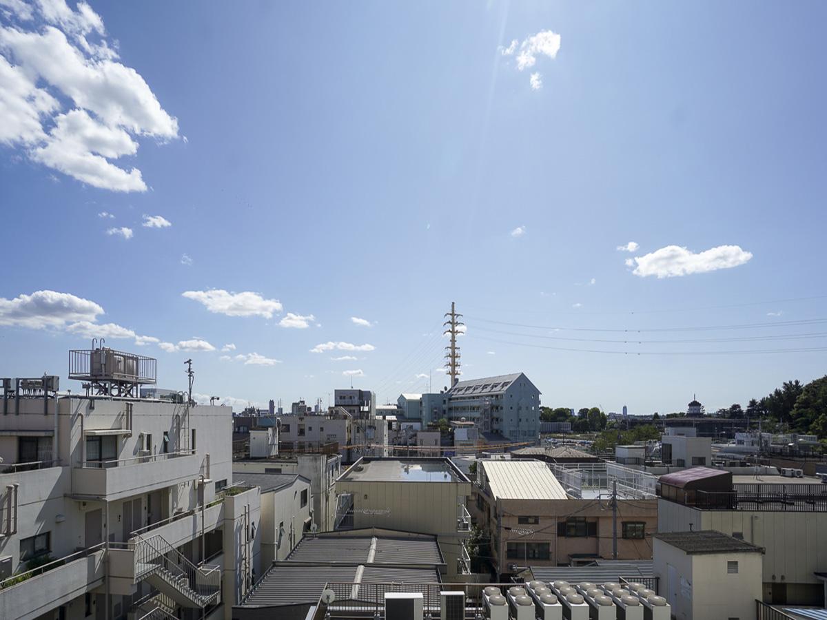 世田谷区大原の賃貸物件/ベランダからの景色。空が広いです
