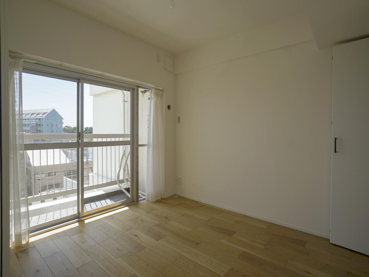 世田谷区大原の賃貸物件/リビング横の洋室。ベランダがあるのはこの部屋だけ