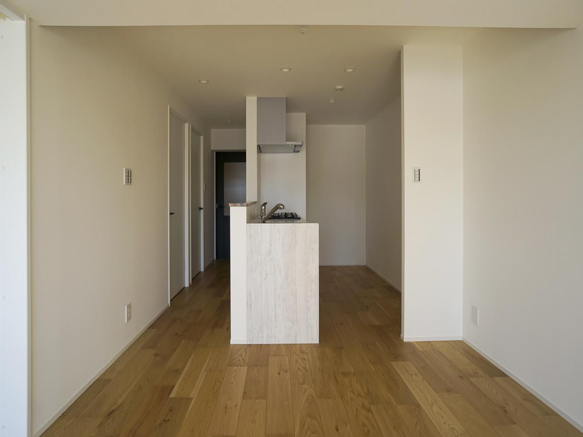 世田谷区大原の賃貸物件/キッチン側をみる。キッチン前に洋室がふたつ、扉を挟んで玄関側に水回りがまとまっています