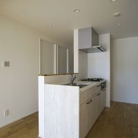 世田谷区大原の賃貸物件/キッチン。冷蔵庫などが置ける後ろのスペースは、ゆとりがあって使いやすそう