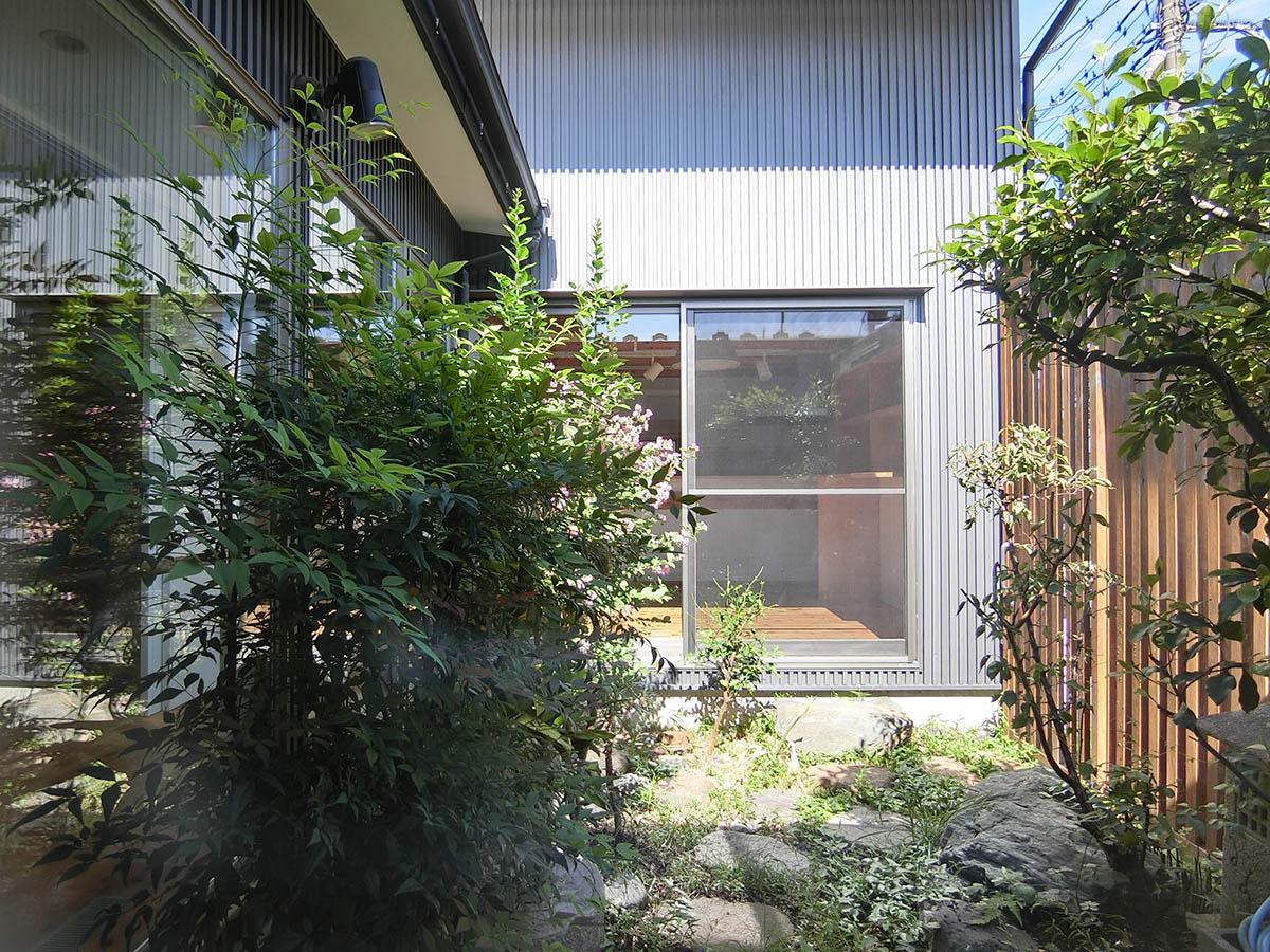 緑が植えられた中庭。ちょっとした水場もあります