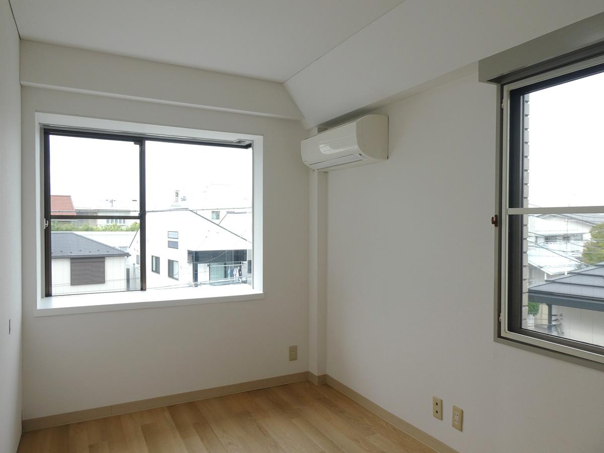 北側寝室。仕切りはなくして1室にすることも可能