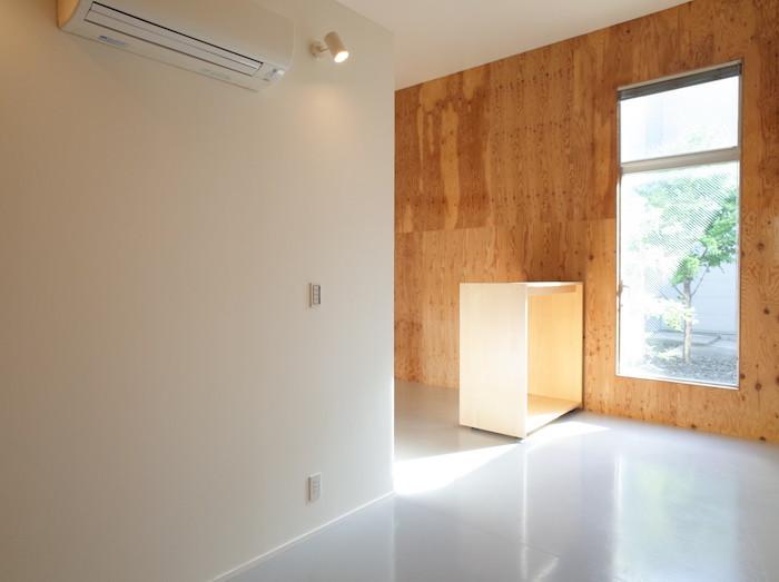 真っ白な壁・天井。壁は一部だけアクセントの木になっています