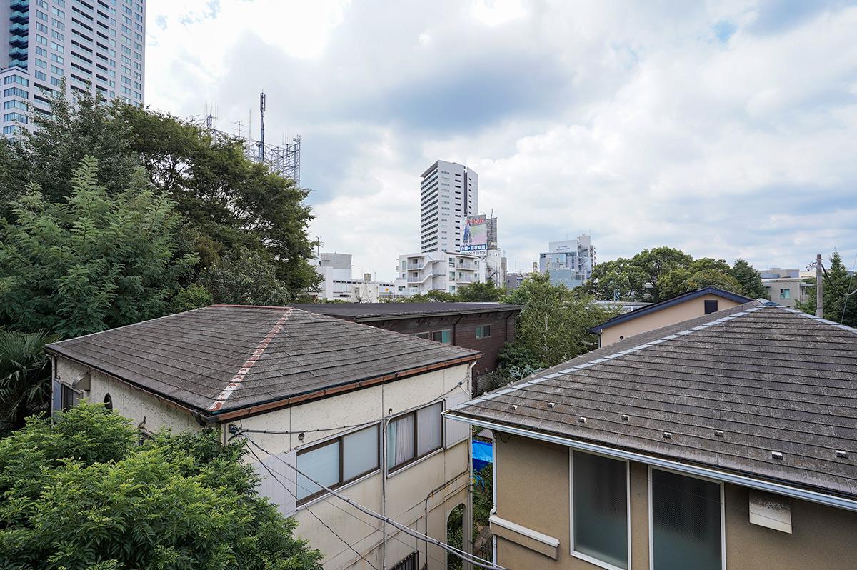 南向きの窓の先には緑豊かな眺め