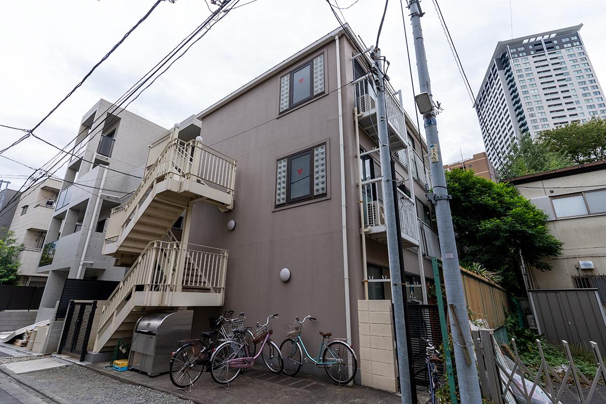 エレベーターなしの3階部分、写真に映った手前の角部屋です