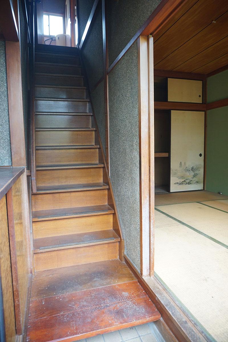 玄関:階段は急ですがそれもご愛嬌