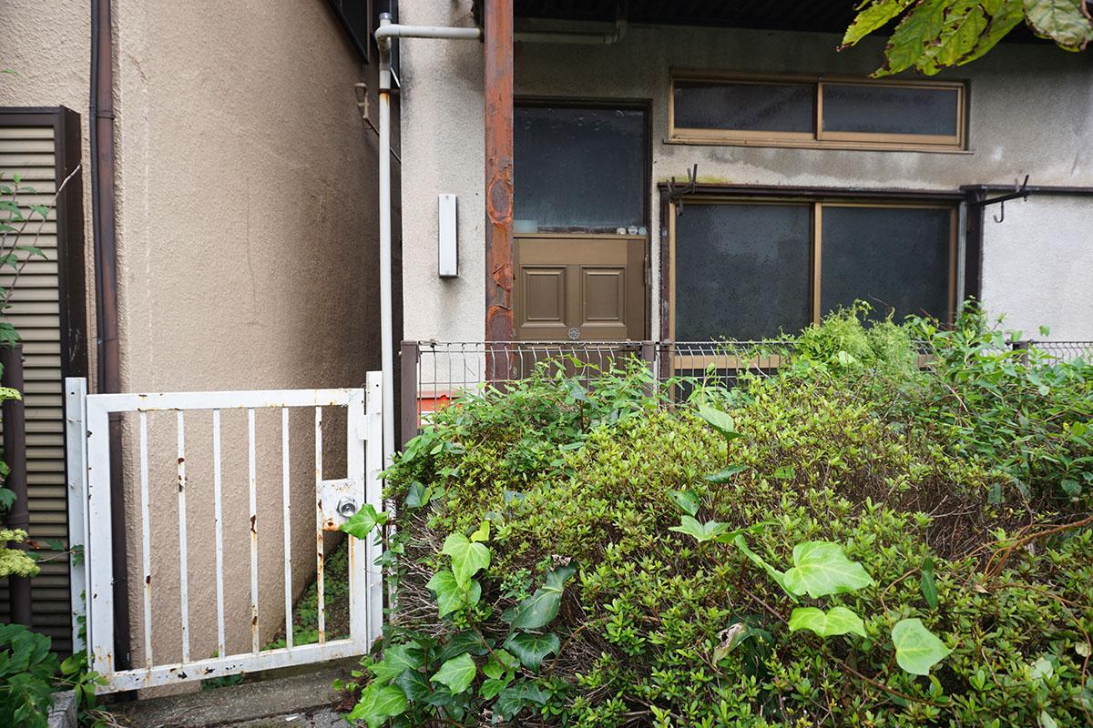 入り口:鍵付きの白い門を開けて敷地に入る