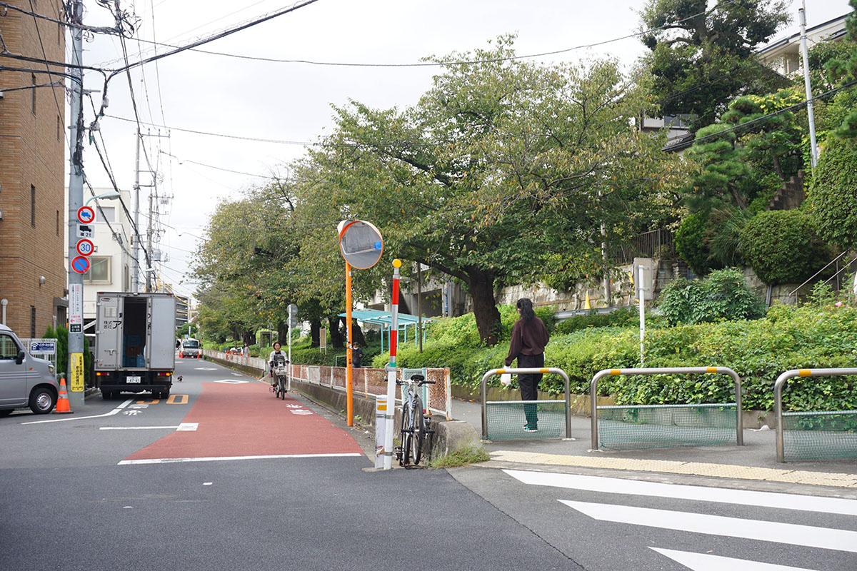 緑道の入り口:ここを道なりに進んでいくと物件に行き着く