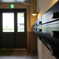 台東区蔵前の賃貸物件/ポスト、照明などは建物の雰囲気を壊さないものを付けました