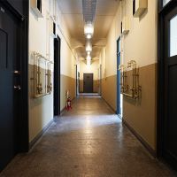 台東区蔵前の賃貸物件/共用廊下は学校みたいな雰囲気。壁は以前と同じように2色で塗り分けました
