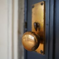 台東区蔵前の賃貸物件/ドアノブは真鍮。使い込まれてます。鍵は使えないので別に用意しました