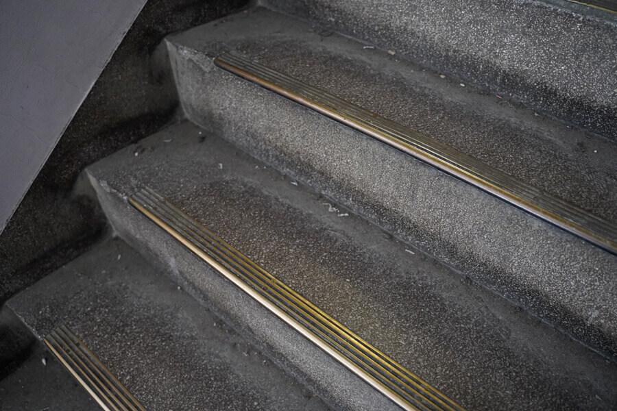 台東区蔵前の賃貸物件/階段の滑り止めも真鍮