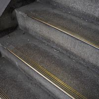 台東区蔵前の賃貸物件/階段の滑り止めも真鍮