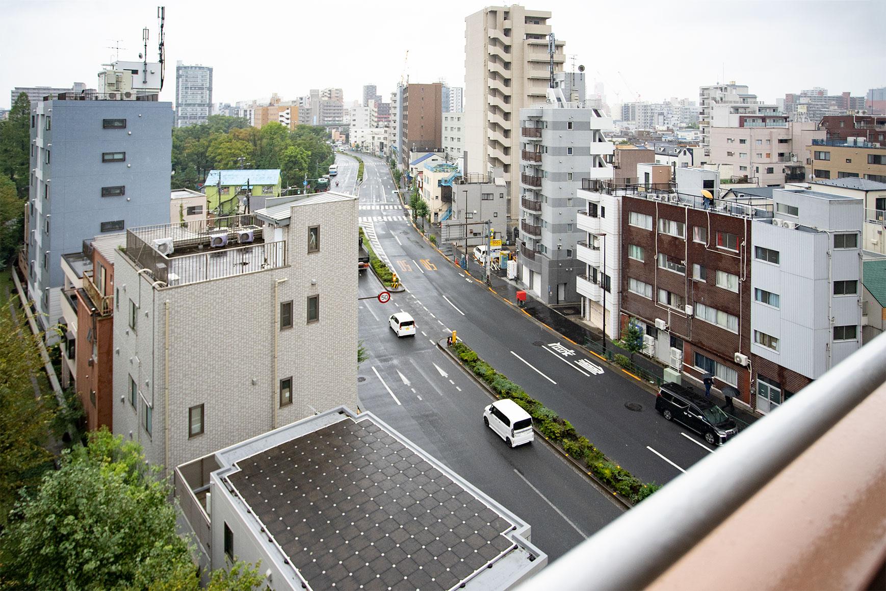 バルコニーの西側に幹線道路が