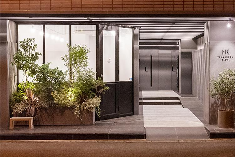 千代田区神田神保町の賃貸物件/植栽やライティングがすてきなエントランス。左手のスペースは共用の会議室