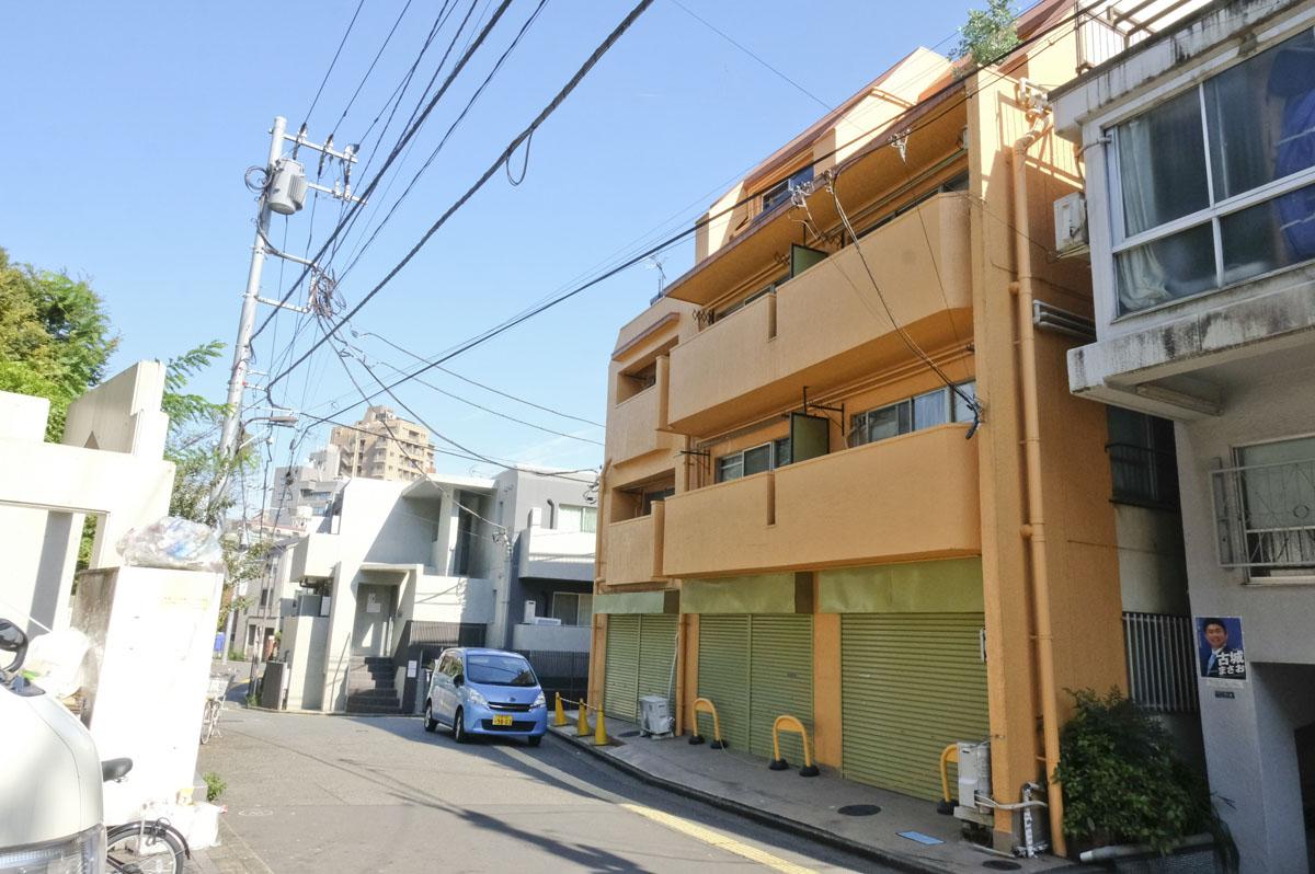 ポップな色味の外観