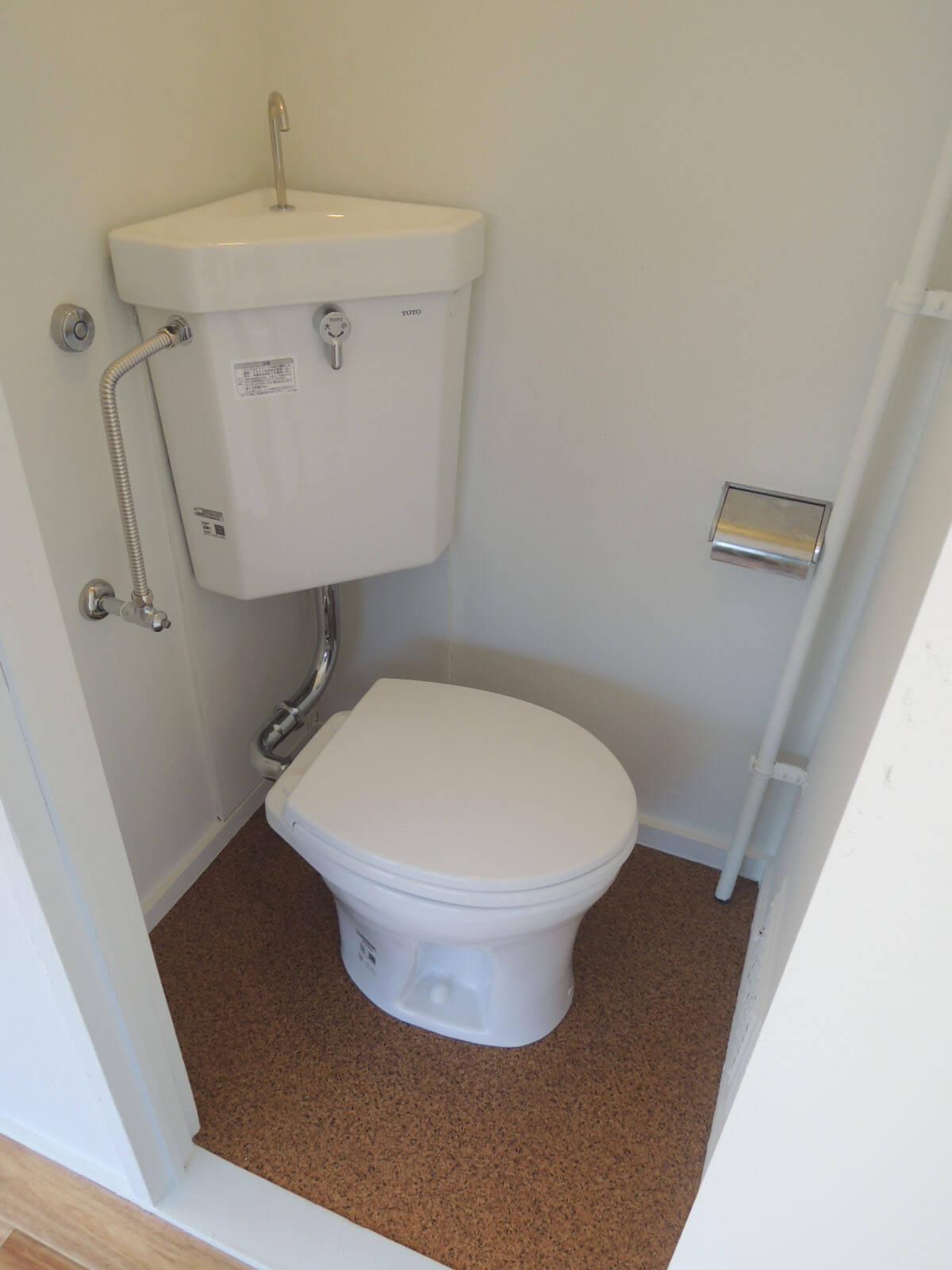 トイレは狭く大きな人は膝が壁に当たるかも