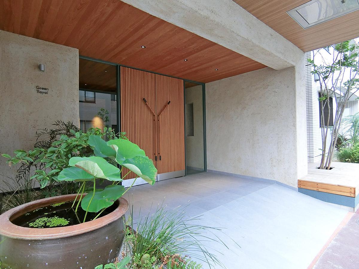 板橋区蓮根の賃貸物件/エントランスは周囲の環境になじむように、自然素材や植栽を取り込んだデザイン。植栽は「YardWorks」が担当