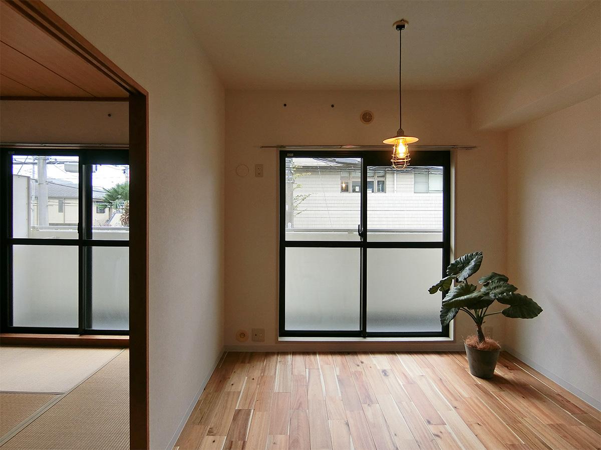 板橋区蓮根の賃貸物件/リビングからバルコニー方向。リビングにはこれからエアコンを設置する予定